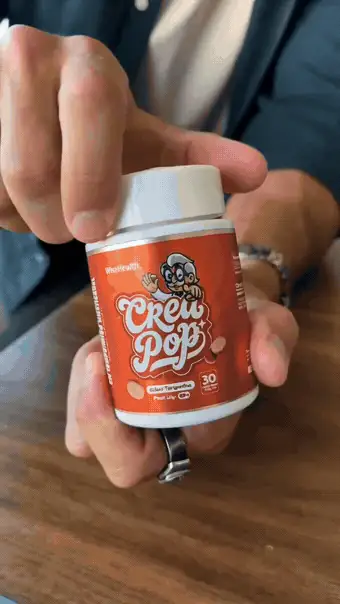 Pessoa pegando uma pastilha CreaPop na mão